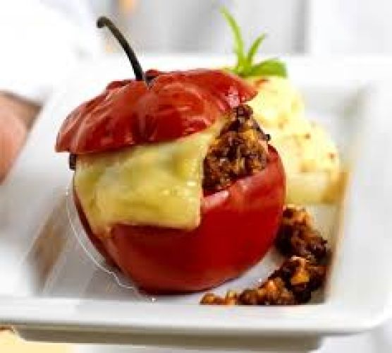 Rocoto relleno con costillar y pastel de papa