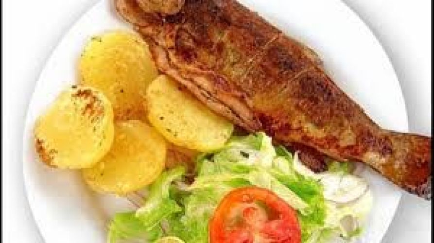 Trucha a la parrilla con arroz y sarza criolla