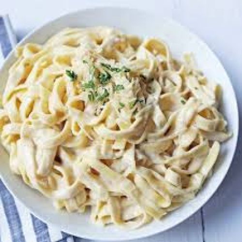 Fettuccine a lo alfredo con pollo (crema de leche y tiras de pollo)