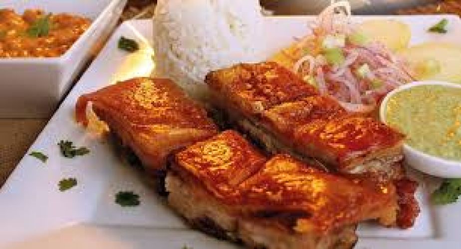 Caja china (costillas de cerdo y papas salteadas en hierbas andinas)