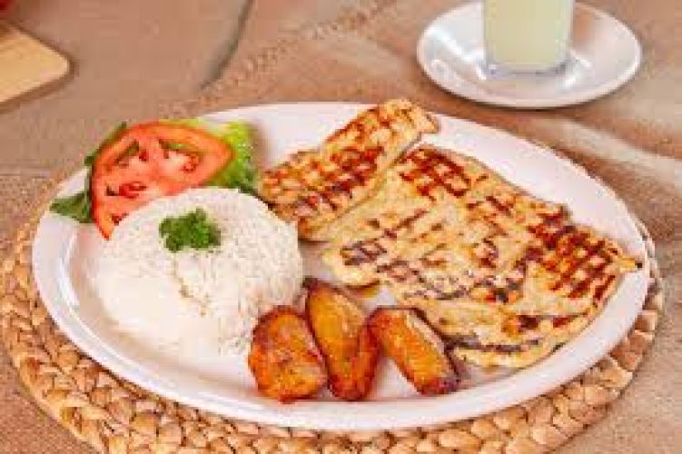 Pollo a la parrilla (acompaÃ±ado con papas fritas o arroz)