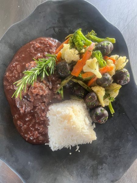 Lomo fino en salsa de vino (lomo macerado en vino)