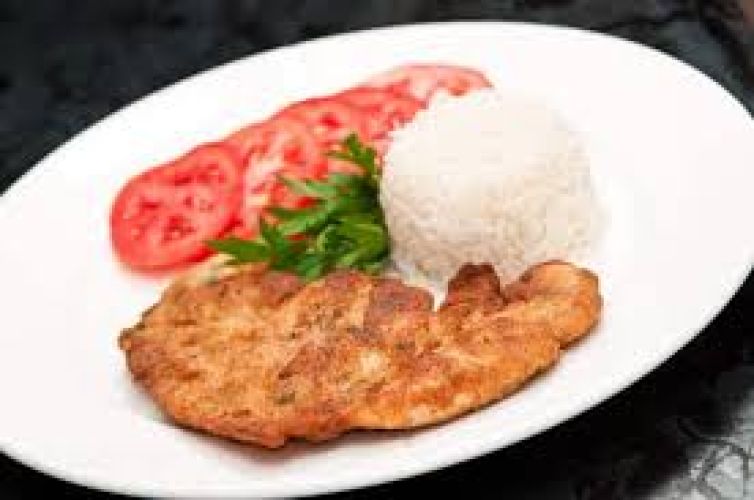Milanesa de pollo (acompaÃ±ado con arroz o papas fritas)
