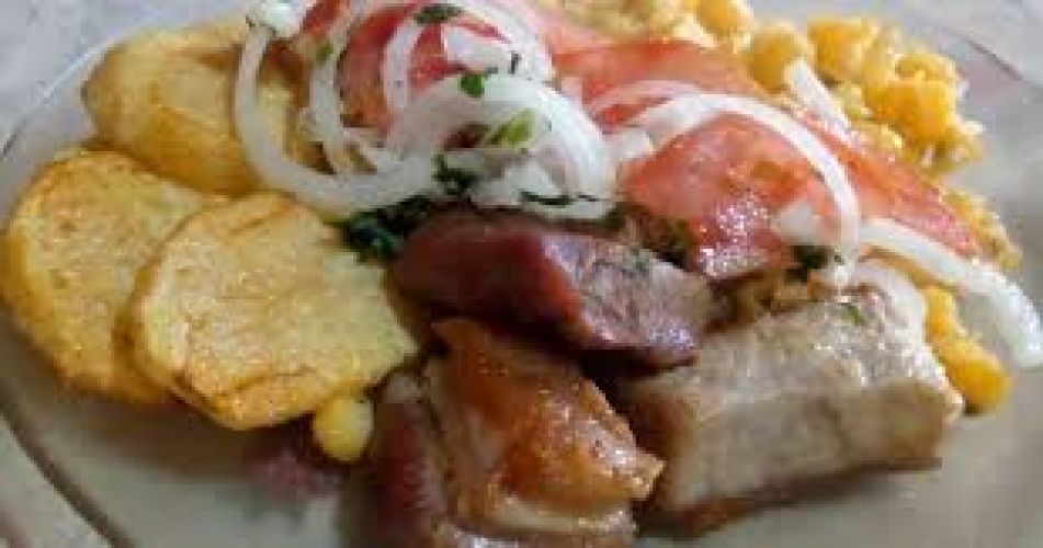ChicharrÃ³n con papas andinas y salsa criolla