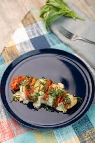 Pollo caprese (crema de leche y salsa de albaca)